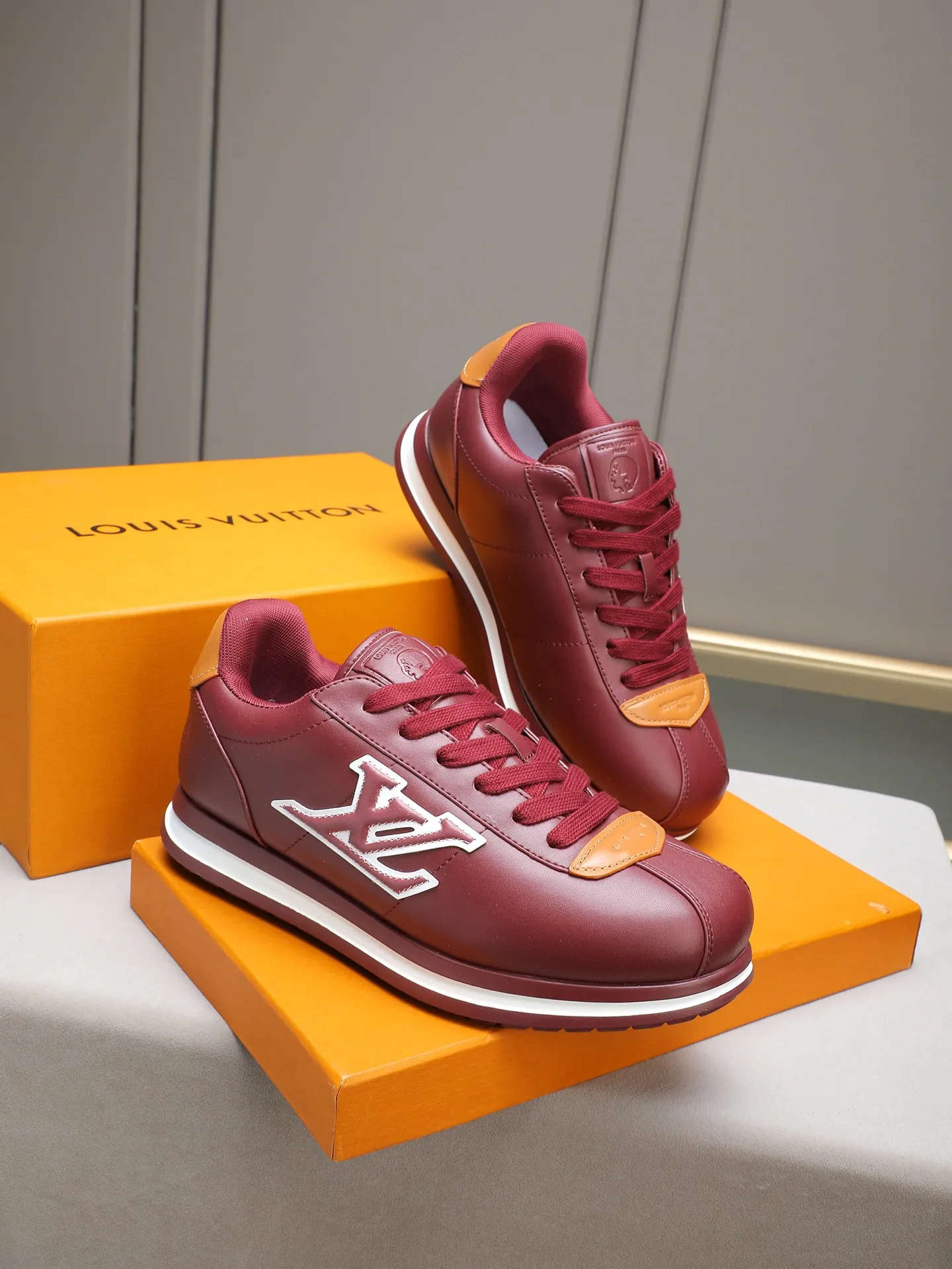 PP560 LV Louis Vuitton L Jialu Brand Runner Tatic Series Thick-soled Casual Sports Shoes Running Shoes Original purchase, development and production This LV Runner Tatic sports shoe combines technical materials such as mesh fabric and ribbons to interpret the inspiration of traditional mountaineering shoes. LV letters are written on one side, the lariat buckle of the quick lacing system is embellished with Monogram flowers and Louis Vuitton logos, and the light and wear-resistant rubber outsole completes the whole. ▪️Fabric: Original imported cowhide + mesh ▪️Inner lining: Original customized breathable mesh ▪️Sole: Original open-molded anti-slip rubber combination material ▪️Size: Men's 38-44 (customized for 45 and 46)